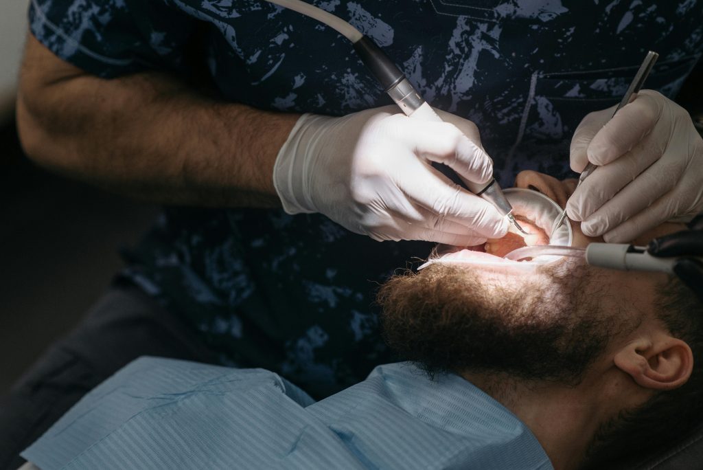 Visit a periodontist in Dubai before it’s too late. 